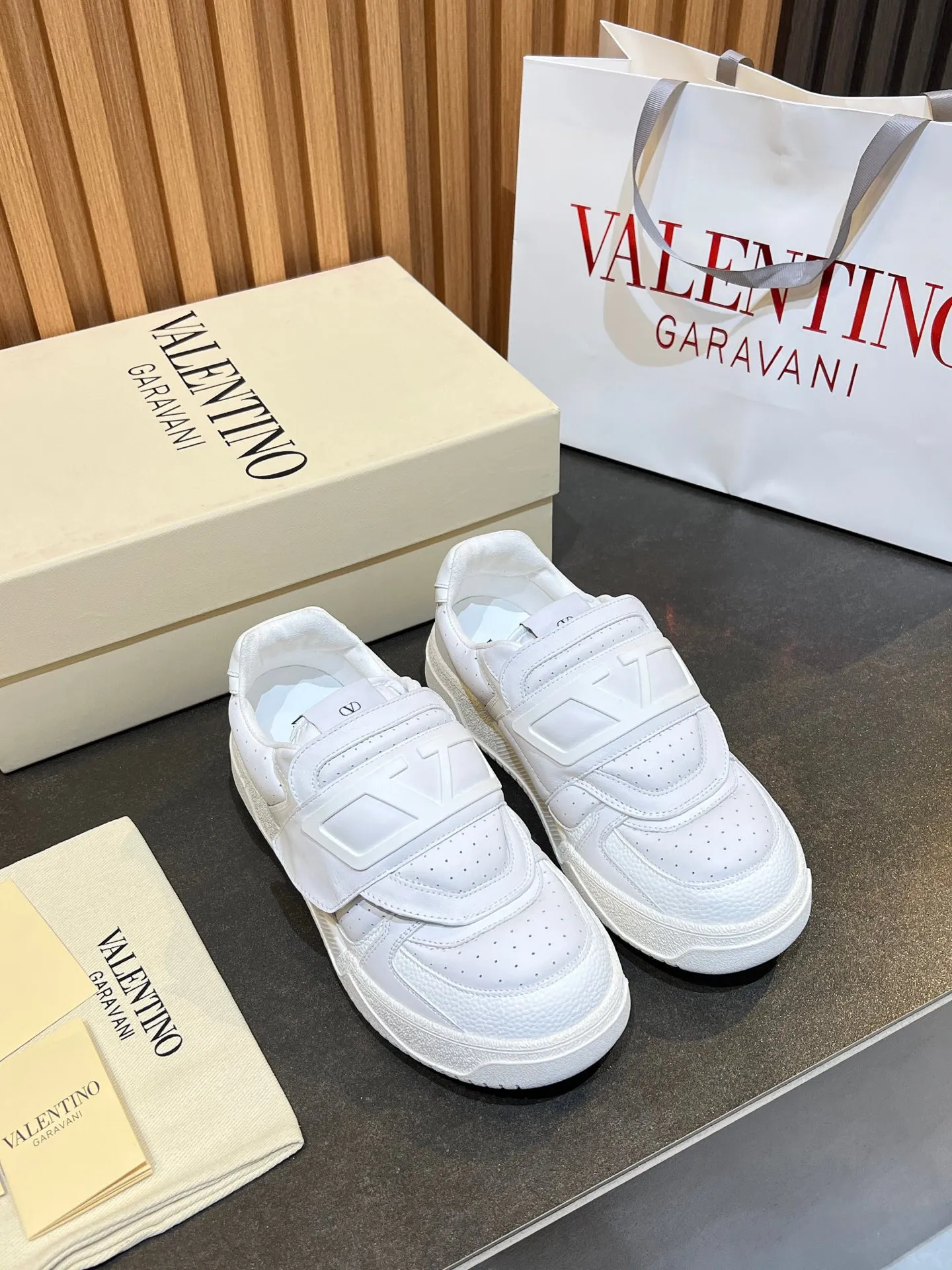 Men's men's shoes 💰760 VLTN Valentin 𝑶𝒏𝒆𝑺𝒕𝒖𝒅 Couple's sneaker series Valentino 2025 new couple's sneakers are on sale. The original ZP purchased and disassembled. Repeated pattern making and modification. The strength must be restored one to one! Top luxury masterpiece Velcro design Soft and comfortable imported calfskin 🧧brings excellent and elegant texture and excellent on-foot comfort Top purchasing version upper: imported calfskin surface/original oil edge craftsmanship Inner: water-dyed cowhide lining Outsole: original development 𝐓𝐏𝐔 two-color combination outsole Packaging: original configuration complete package Code number: 35-46 (45 46 customized)